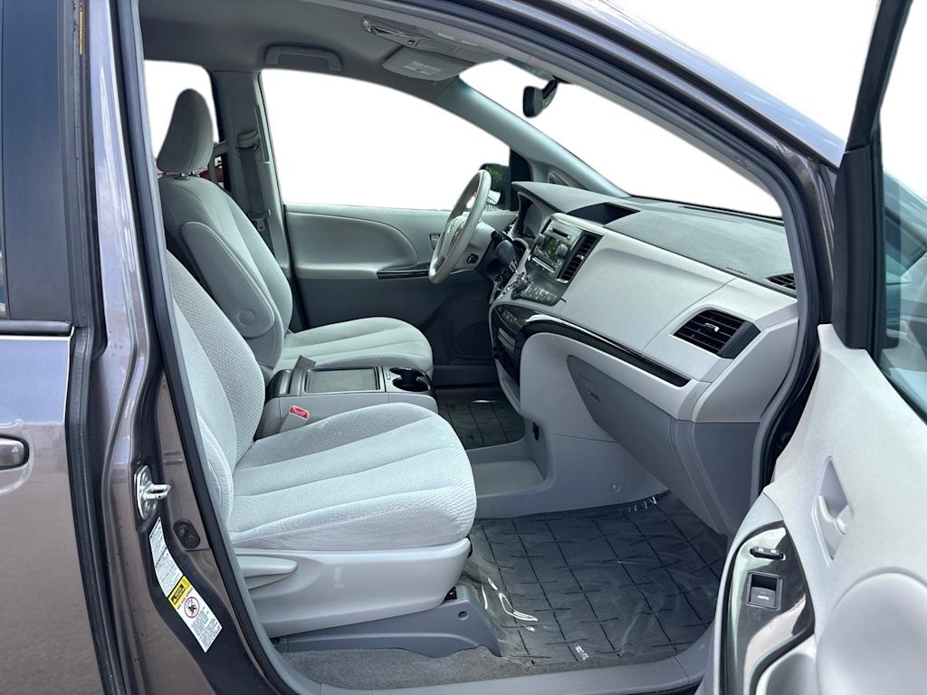 Thumbnail: 2013 Toyota Sienna - 9
