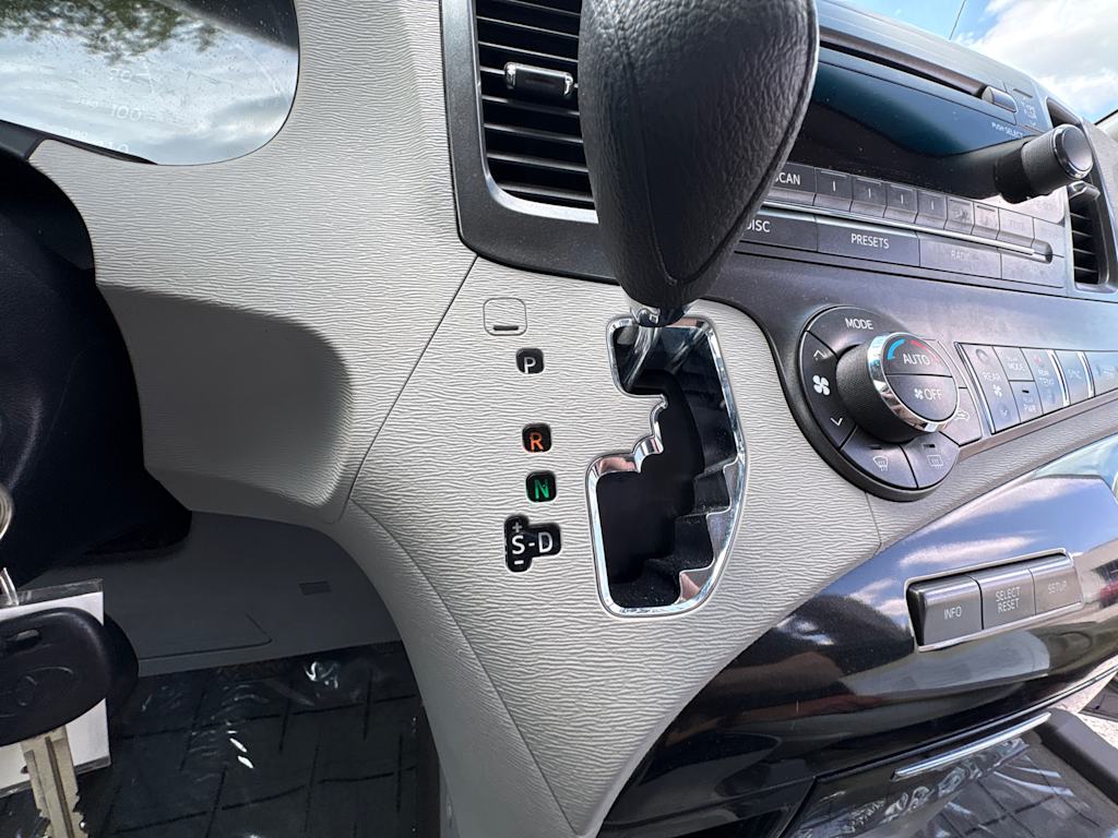 Thumbnail: 2013 Toyota Sienna - 20