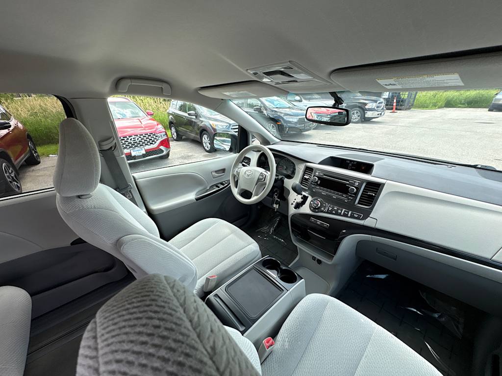 Thumbnail: 2013 Toyota Sienna - 12