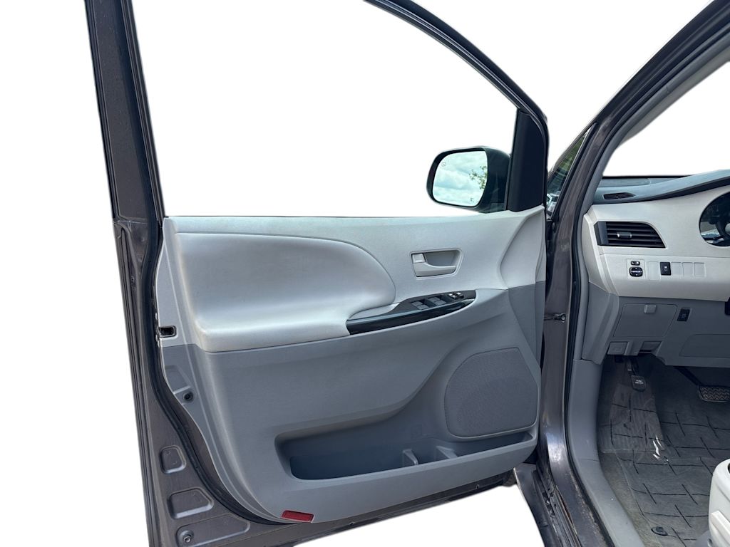 Thumbnail: 2013 Toyota Sienna - 17