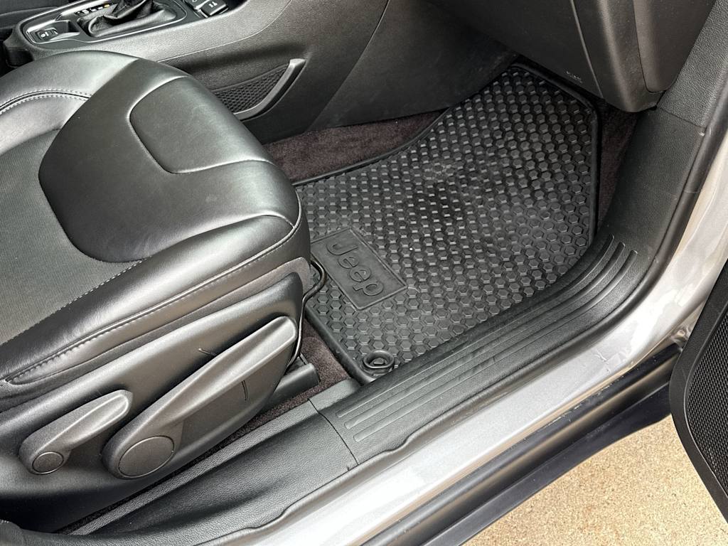 Thumbnail: 2019 Jeep Cherokee - 42