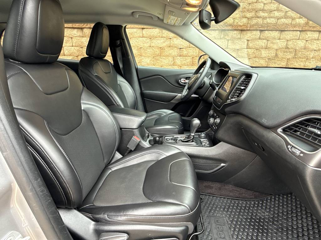 Thumbnail: 2019 Jeep Cherokee - 30