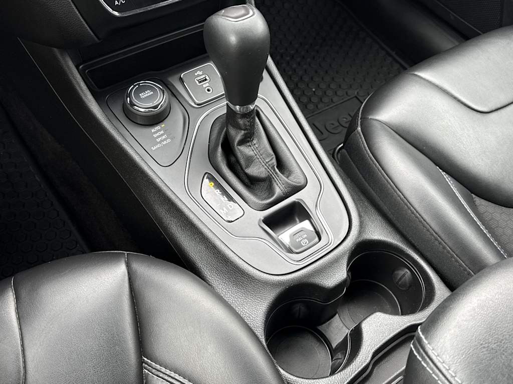 Thumbnail: 2019 Jeep Cherokee - 15