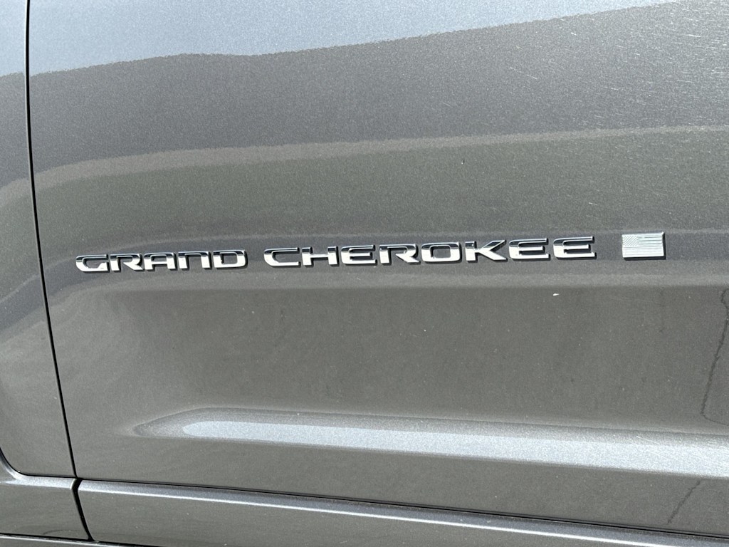 Thumbnail: 2022 Jeep Grand Cherokee - 25