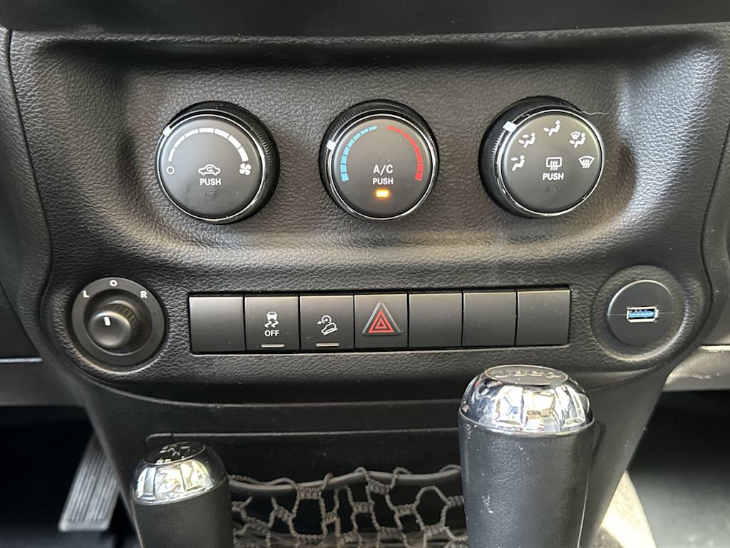 Thumbnail: 2011 Jeep Wrangler - 31