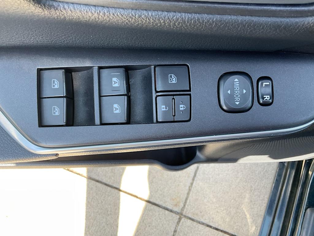 2015 Toyota Camry SE 26