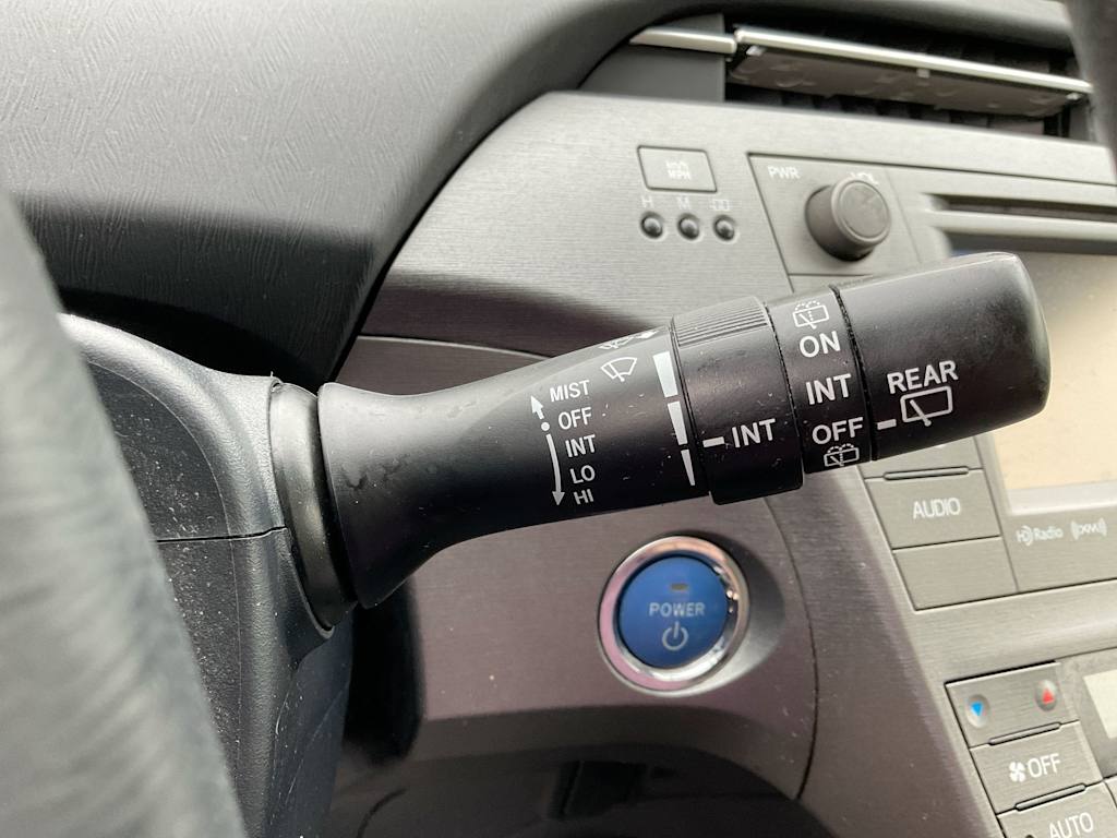 2015 Toyota Prius Three 32