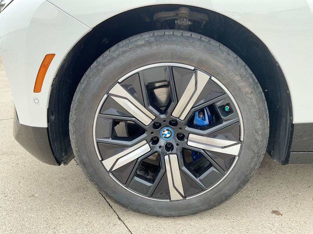 Thumbnail: 2023 BMW iX - 8