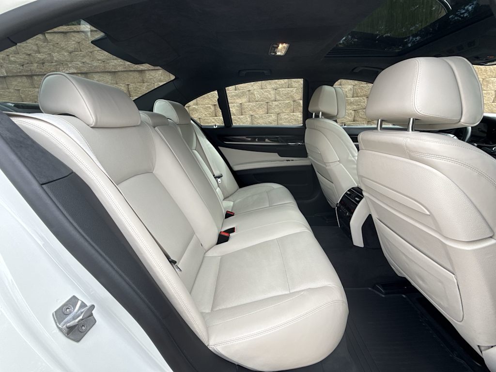 Thumbnail: 2015 BMW 7 Series - 25