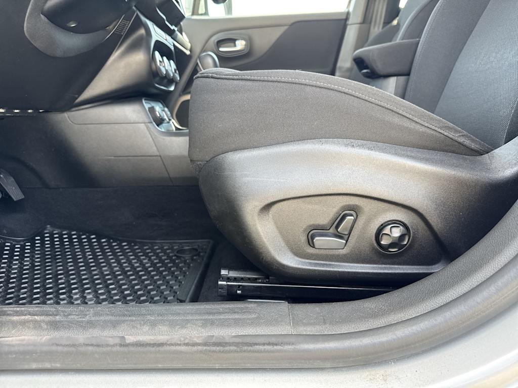 Thumbnail: 2016 Jeep Renegade - 27