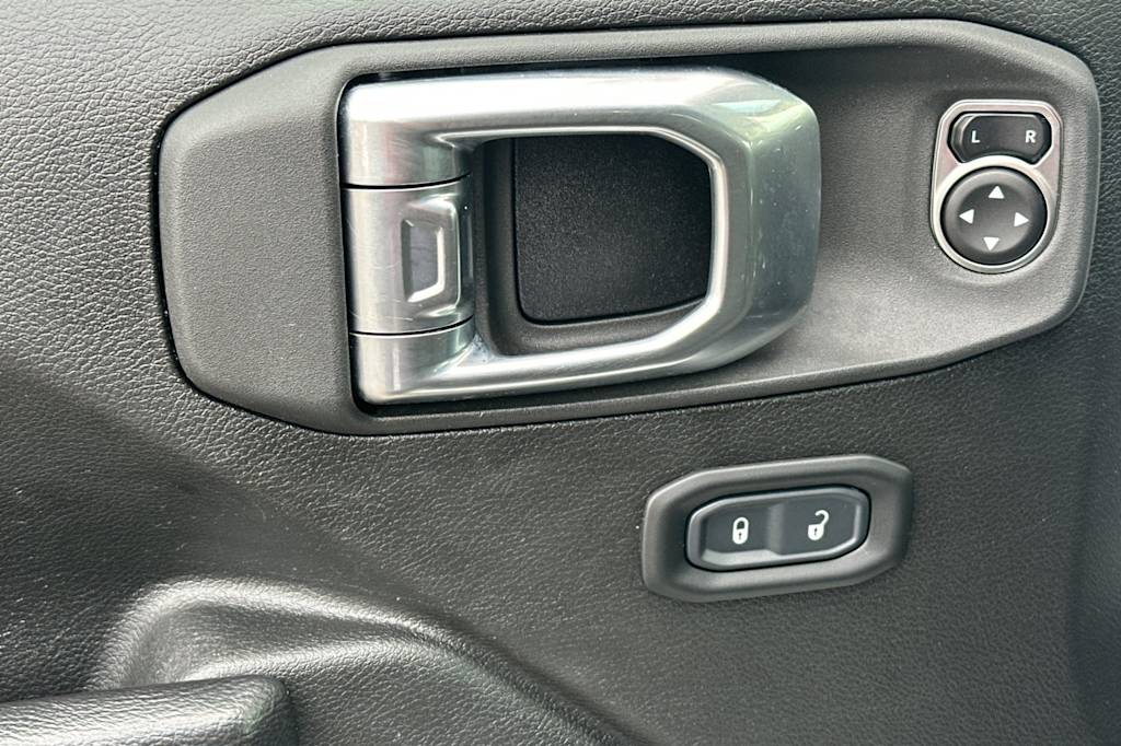 Thumbnail: 2023 Jeep Gladiator - 21