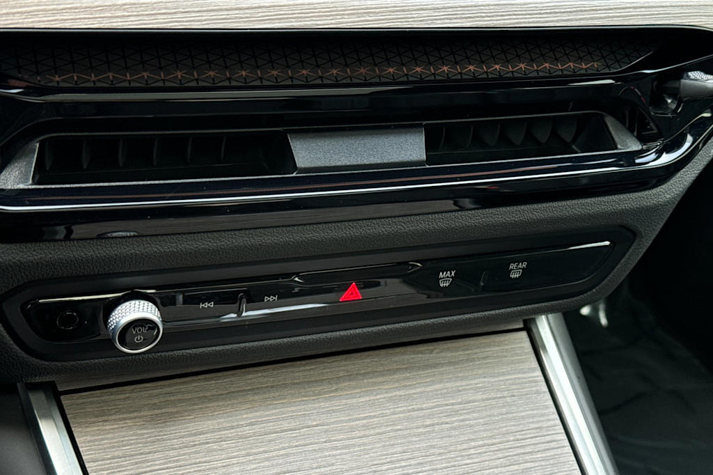 Thumbnail: 2025 BMW 3 Series - 26