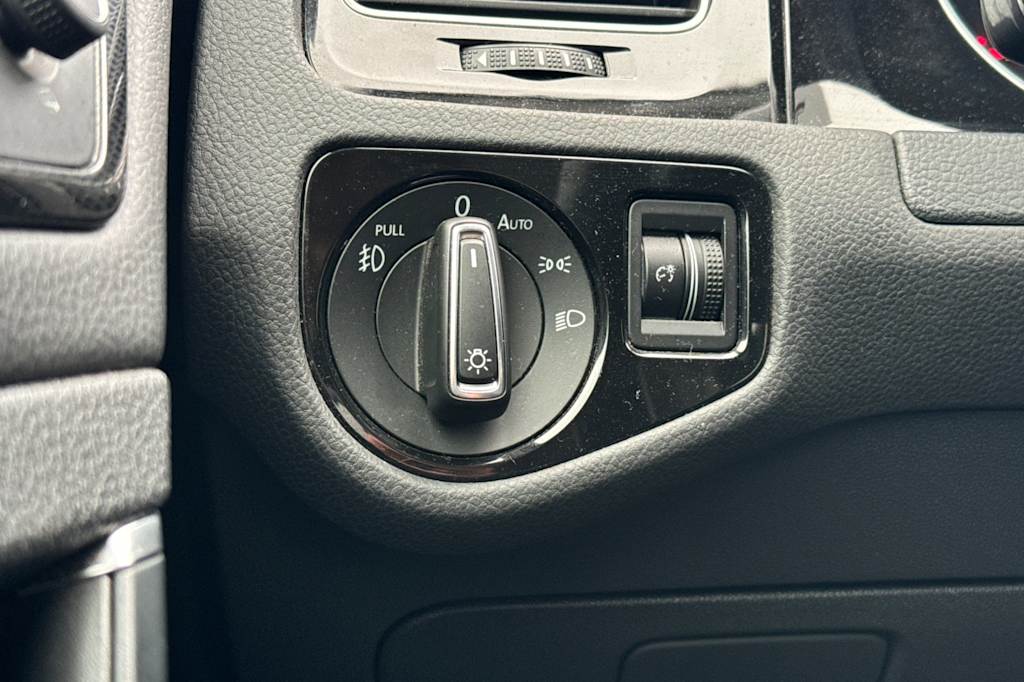 Thumbnail: 2015 Volkswagen Golf - 32