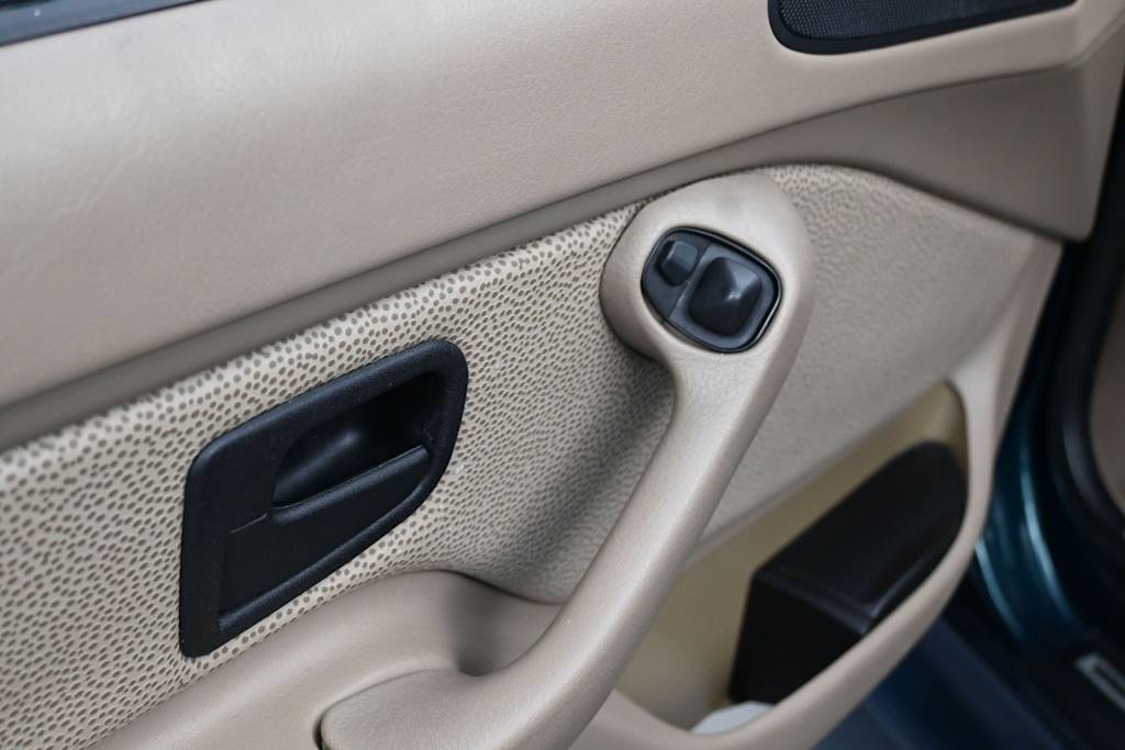 Thumbnail: 1998 BMW Z3 - 16