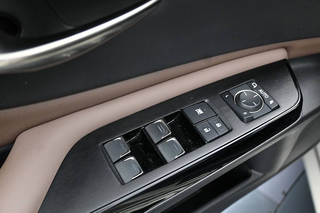 Thumbnail: 2022 Lexus ES - 16