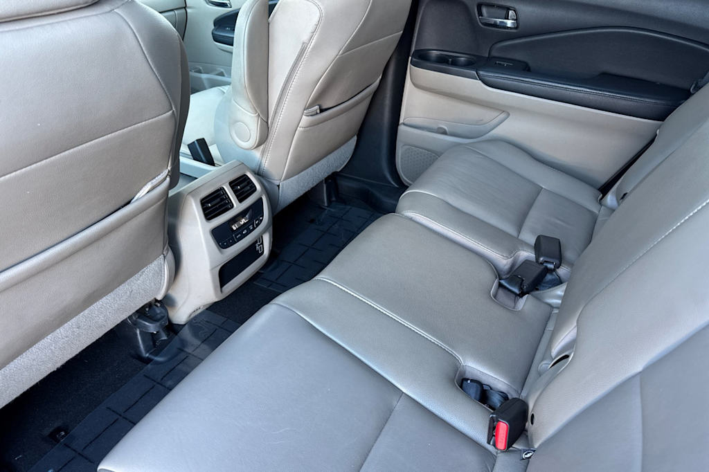 Thumbnail: 2019 Honda Pilot - 10