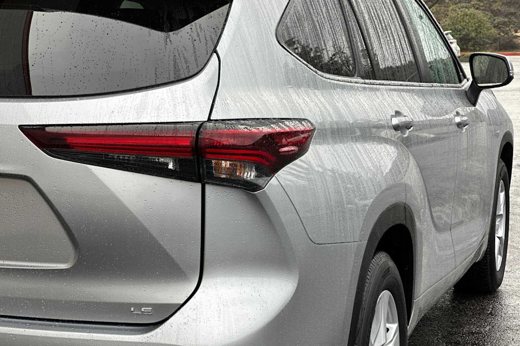 2024 Toyota Highlander LE 31