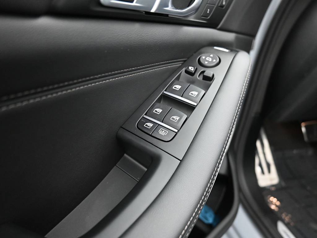Thumbnail: 2026 BMW X7 - 15