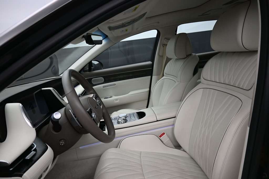 Thumbnail: 2023 Genesis G90 - 9