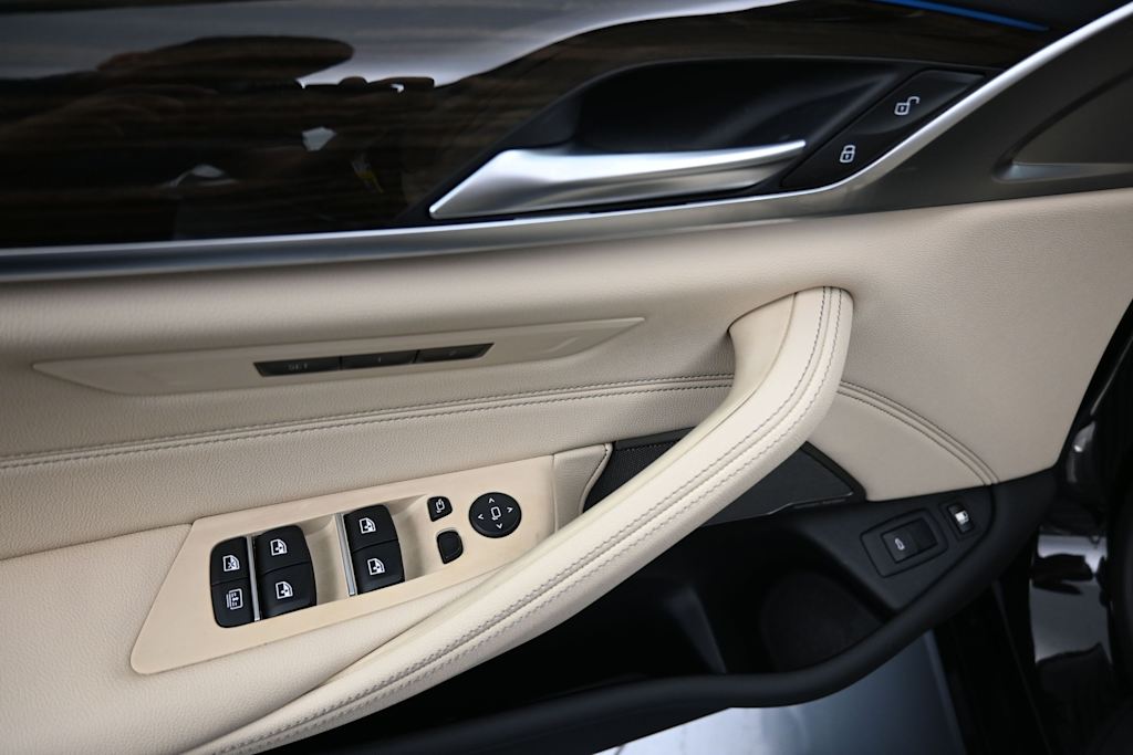 Thumbnail: 2023 BMW 5 Series - 18