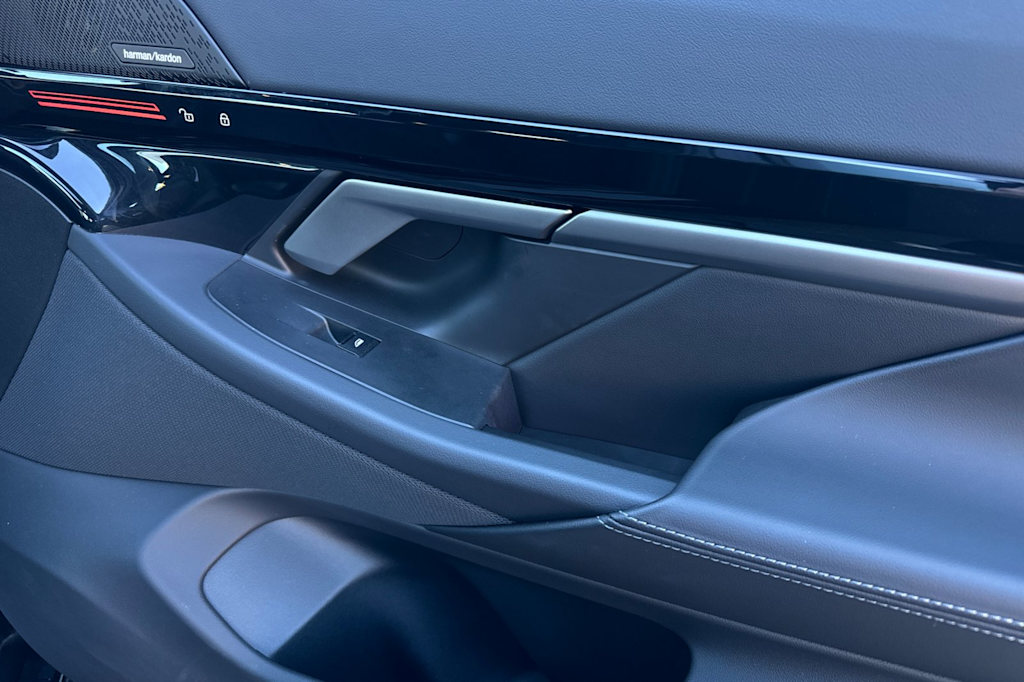 Thumbnail: 2025 BMW 5 Series - 22