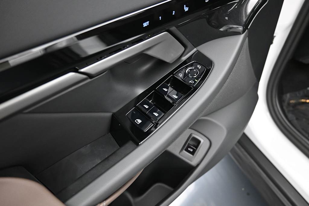 Thumbnail: 2026 BMW 5 Series - 16