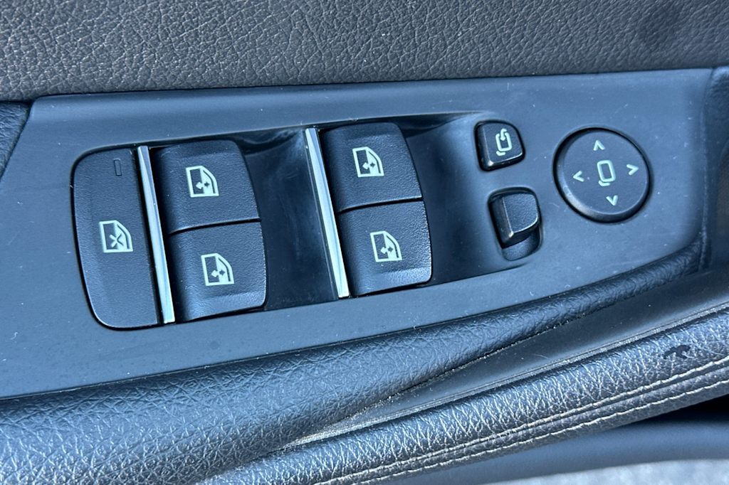 Thumbnail: 2023 BMW 5 Series - 21