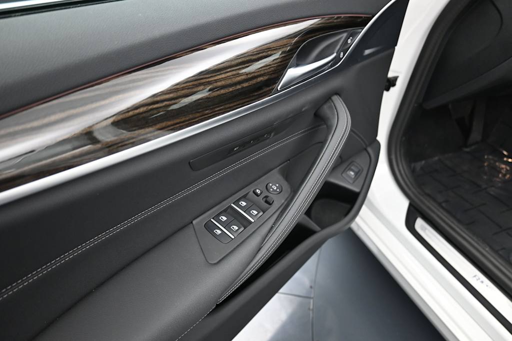 Thumbnail: 2023 BMW 5 Series - 17