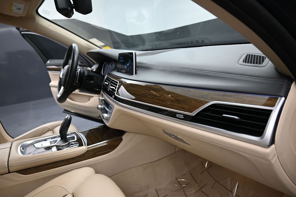 Thumbnail: 2016 BMW 7 Series - 8