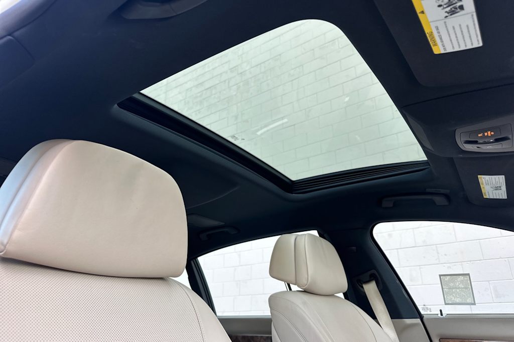 Thumbnail: 2013 BMW 7 Series - 22