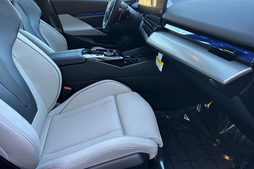 Thumbnail: 2025 BMW M5 - 10