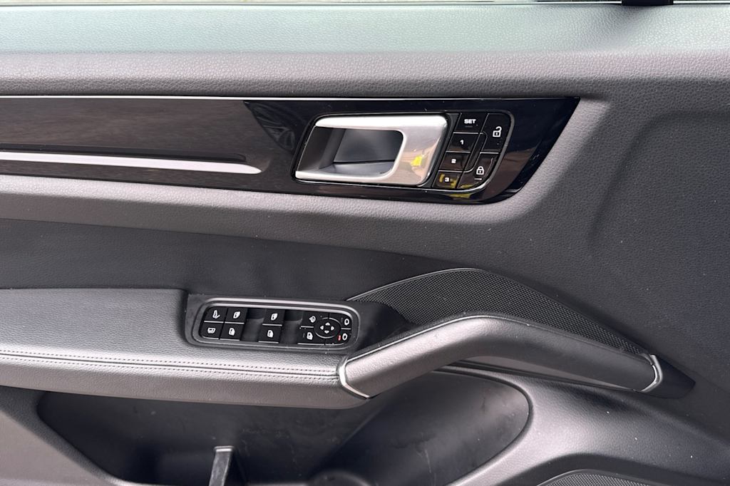 Thumbnail: 2020 Porsche Cayenne - 21