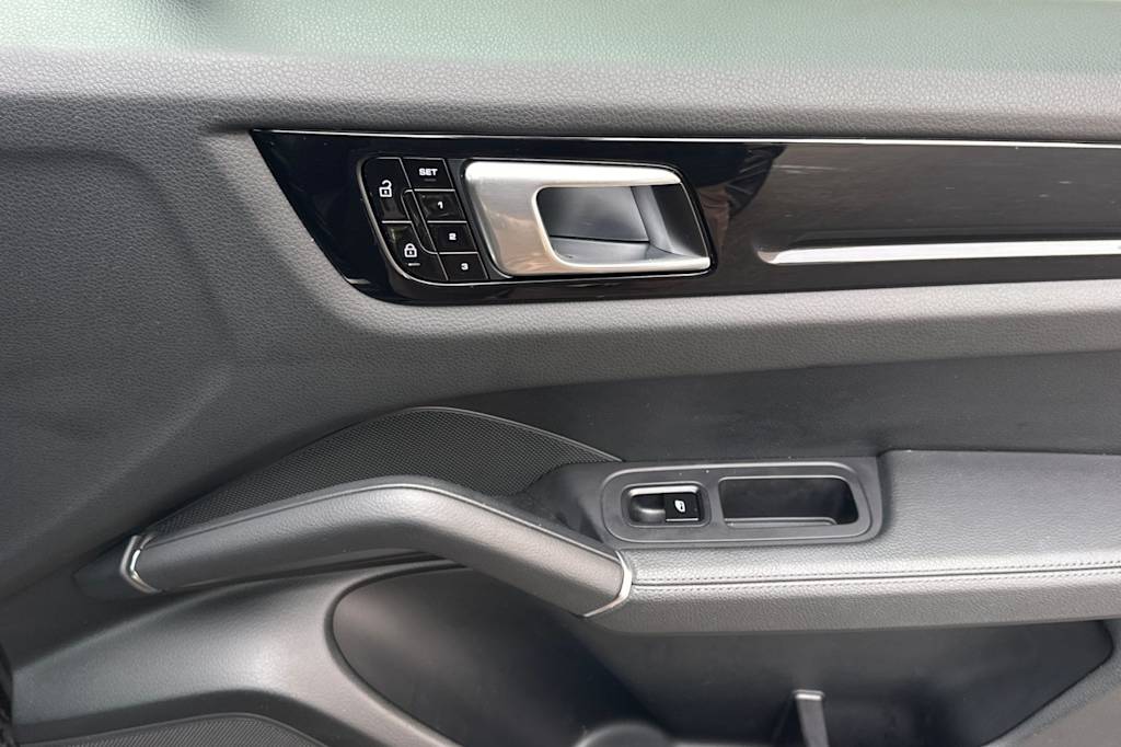 Thumbnail: 2020 Porsche Cayenne - 25