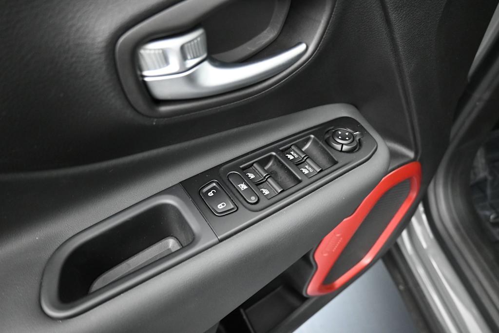 Thumbnail: 2022 Jeep Renegade - 17