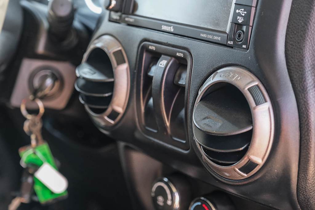 Thumbnail: 2016 Jeep Wrangler - 14