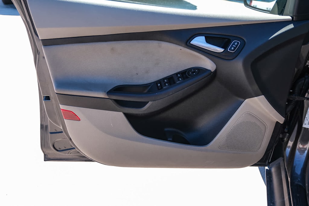 Thumbnail: 2015 Ford Focus - 24