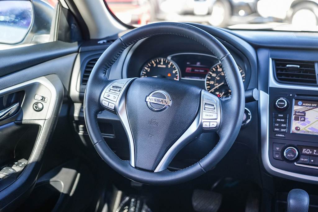 Thumbnail: 2016 Nissan Altima - 9