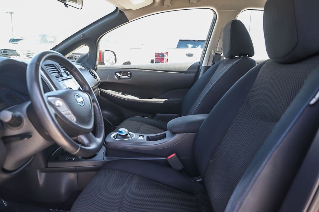 Thumbnail: 2013 Nissan Leaf - 10