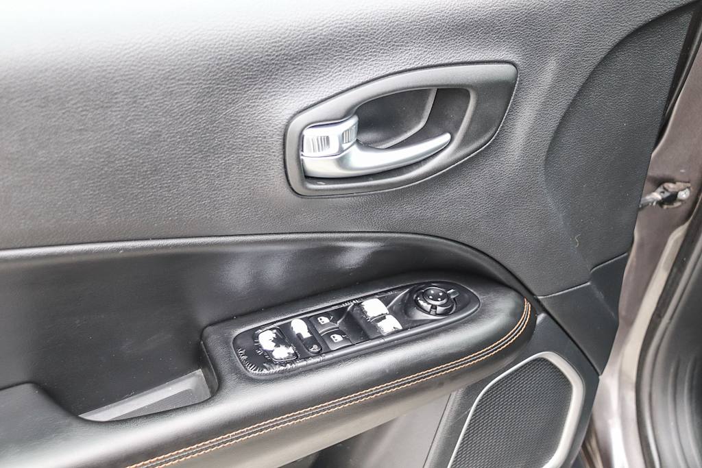 Thumbnail: 2020 Jeep Compass - 23
