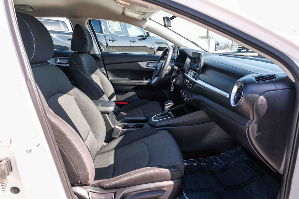 Thumbnail: 2022 Kia Forte - 10