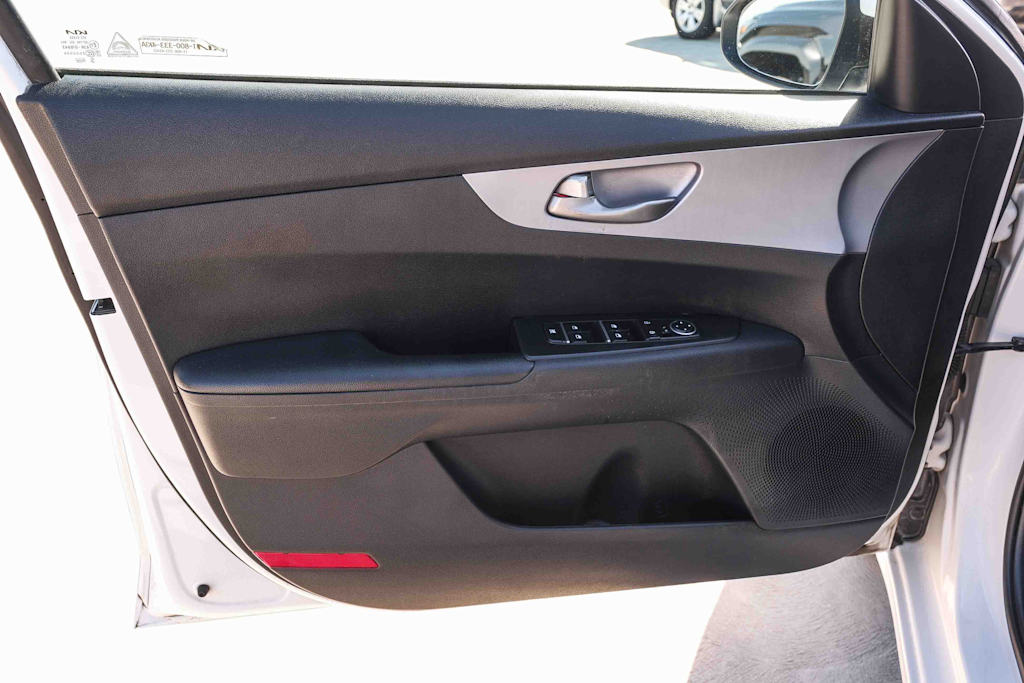 Thumbnail: 2022 Kia Forte - 25