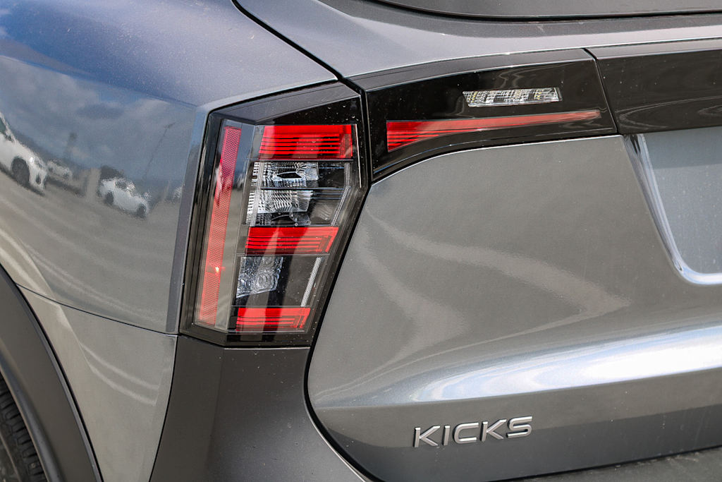 2025 Nissan Kicks SV 18