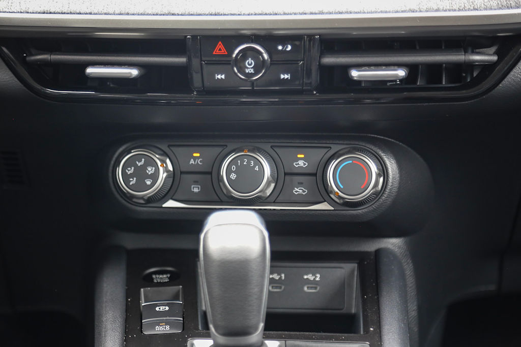 2025 Nissan Kicks SV 22