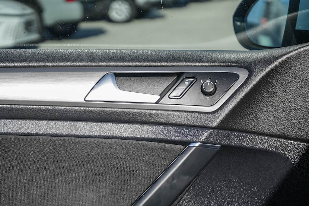 Thumbnail: 2016 Volkswagen Golf - 20