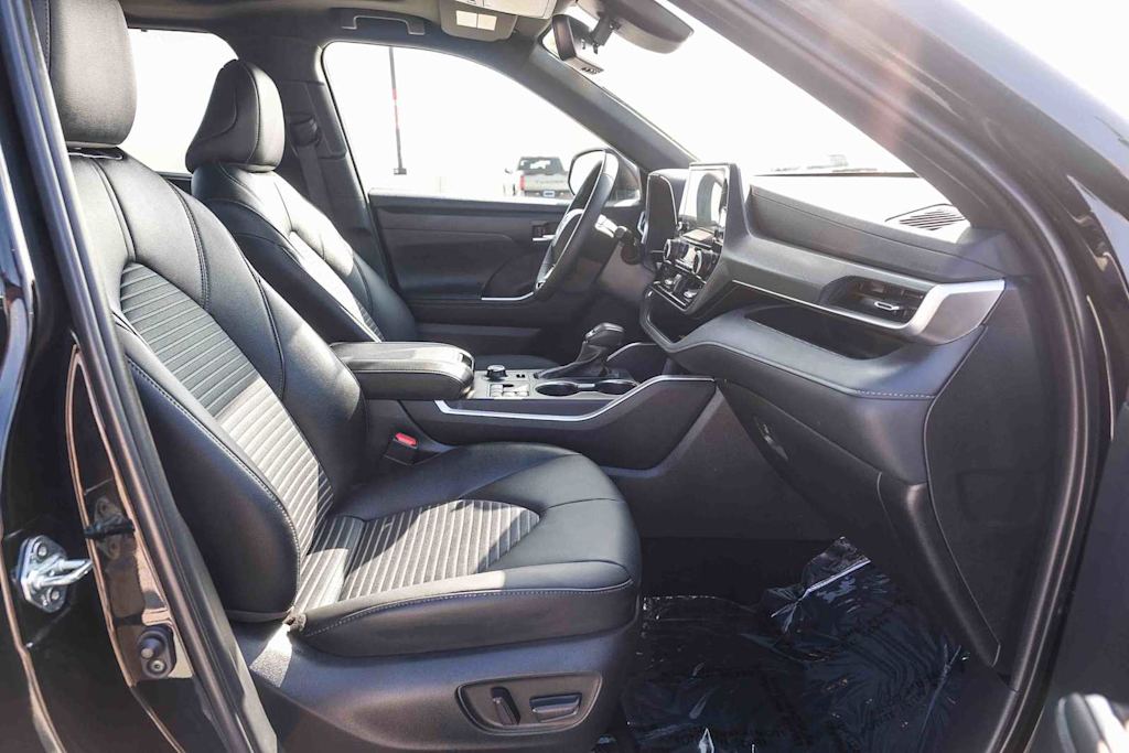 Thumbnail: 2025 Toyota Highlander - 9