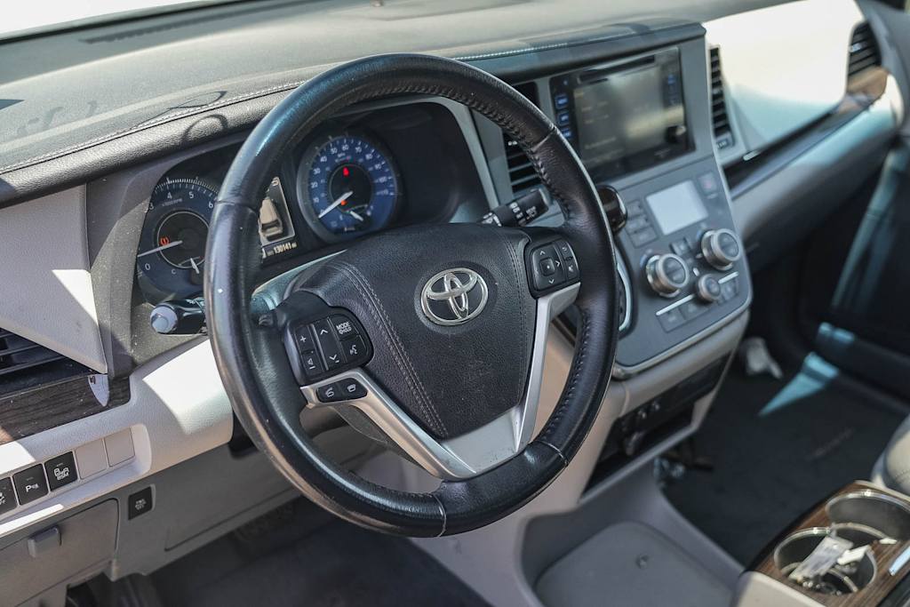 Thumbnail: 2017 Toyota Sienna - 8