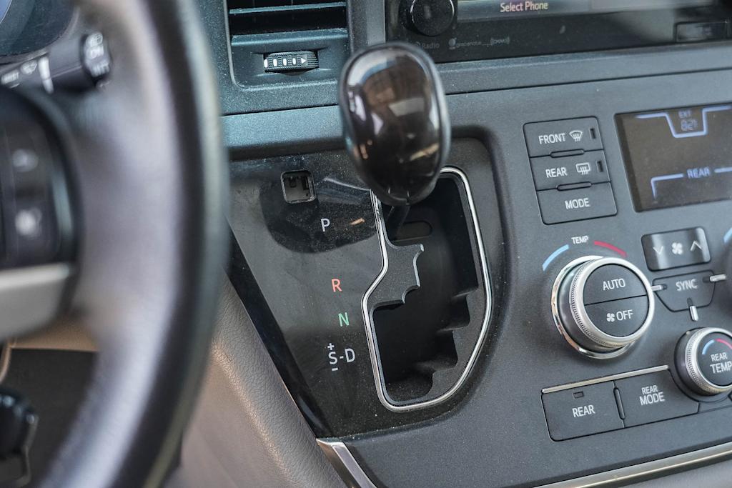 Thumbnail: 2017 Toyota Sienna - 13