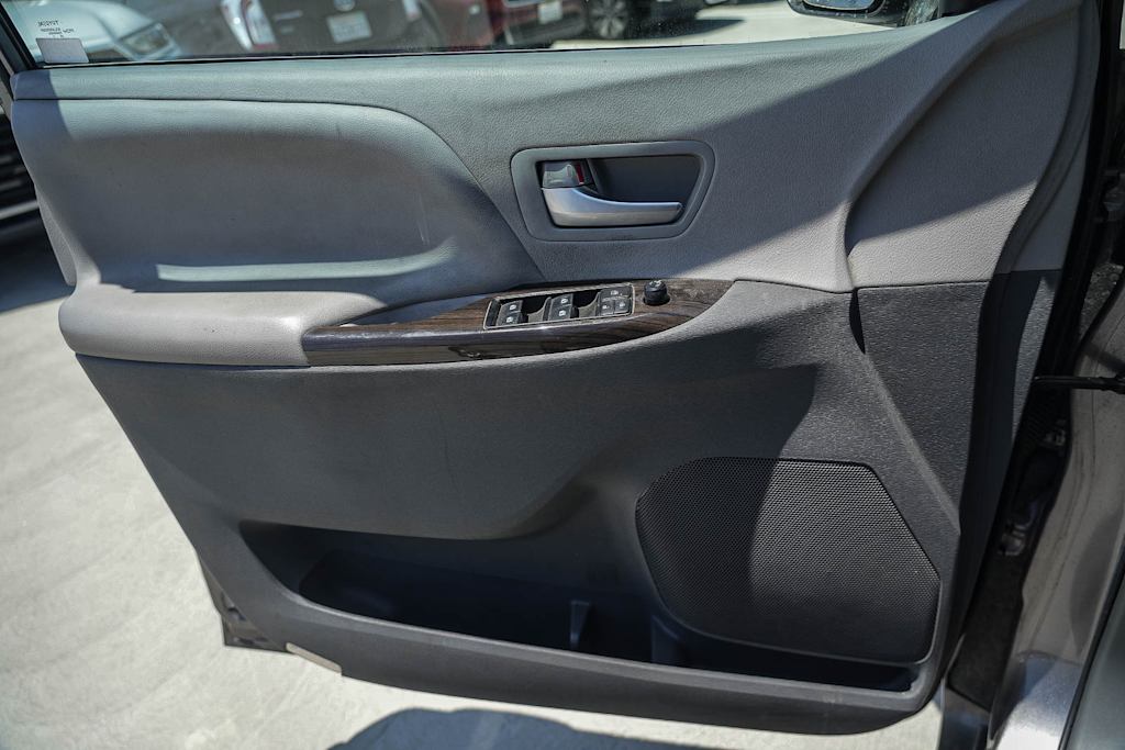 Thumbnail: 2017 Toyota Sienna - 22