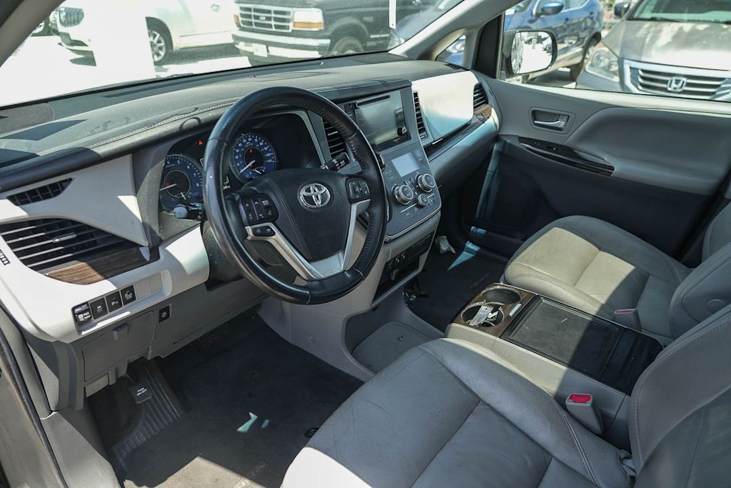 Thumbnail: 2017 Toyota Sienna - 2