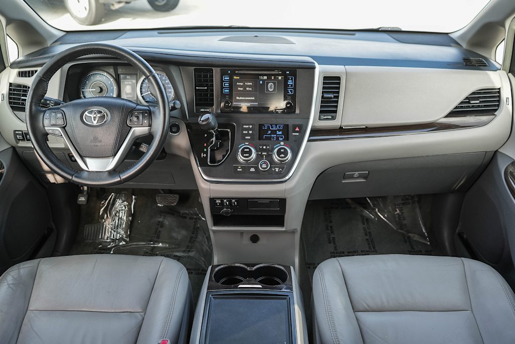 Thumbnail: 2017 Toyota Sienna - 2